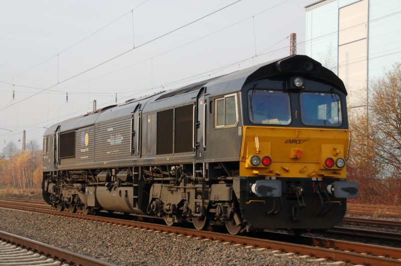 Nachschuss auf eine Class 66  653-05  der Mitsui Rail Capital Europe (MRCE) - aktuell vermietet an die Rurtalbahn GmbH, die am 17.11.2007 als Leerzug ganz gemtlich Datteln in Westfalen (nrdliches Ruhrgebiet) durchfhrt.