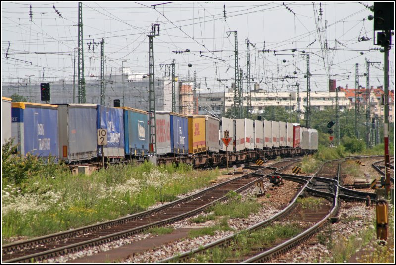 Nachschuss auf den DGS 43147  SKANDITALIEN-EXPRESS  von Lbeck Skandinavienkai nach Verona PN. Grtenteils sind Auflieger von Skandinavieschen Unternehmen verladen (DFDS Group aus Kopenhagen, FRIGOSCANDIA aus Helsingborg, DHL oder Gruber AG aus Hamburg). Erfreulicherweise werden die Trailer Umweltfreundlich ber die ca. 1300 Km lange Distanz mit der Bahn transportiert. (01.07.07)