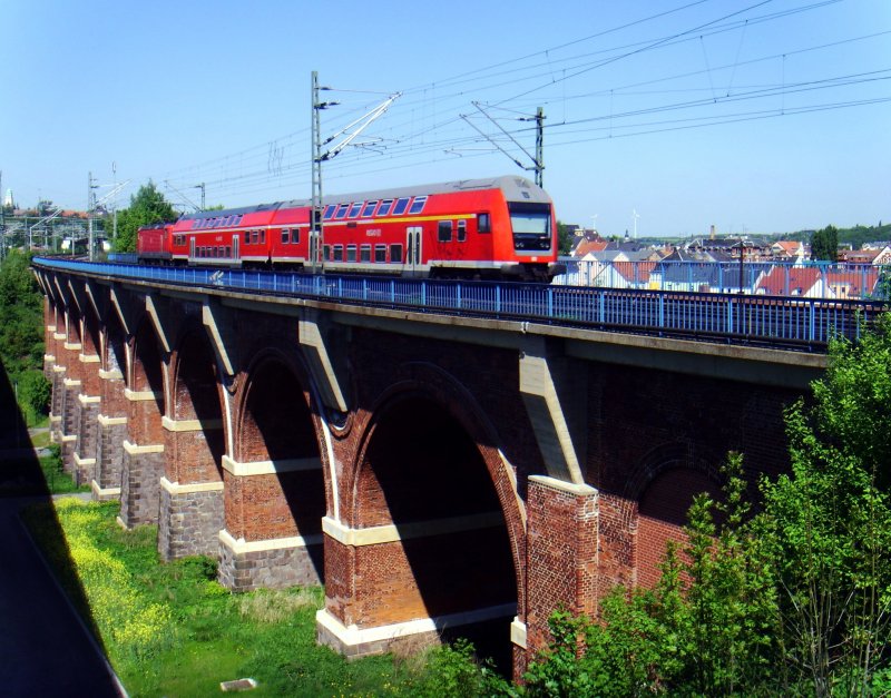 Nachschuss hinter einen, Richtung Leipzig fahrenden, Regionalexpresszug auf dem Leubnitzer Viadukt in Werdau, 02.05.2009.