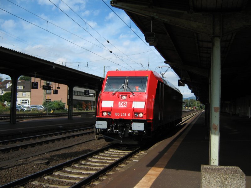 Nagelneue BR 185 346 - 6 bei berfhrungs- oder Abnahmefahrt, besetzt mit vier Technikern in Fahrtrichtung sden durch Bebra am 05.09.2008.