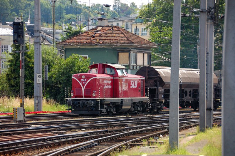 Ne gute alte V 100 mit Stilelementen der V 200, (der V-Ausschnitt), eingereiht bei der Salzburger Lokalbahn (SLB) als V 85. Mit Kohlenpendel bei der Einfahrt nach Salzburg Hbf Gterzugumfahrung am 21.06.2008 .