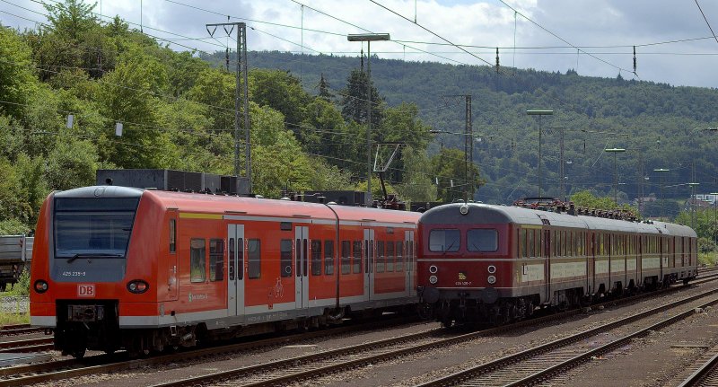 Neu neben alt, links 425 235-9 und rechts 425 420-7 in Mosbach-Neckarelz. 19.07.2009