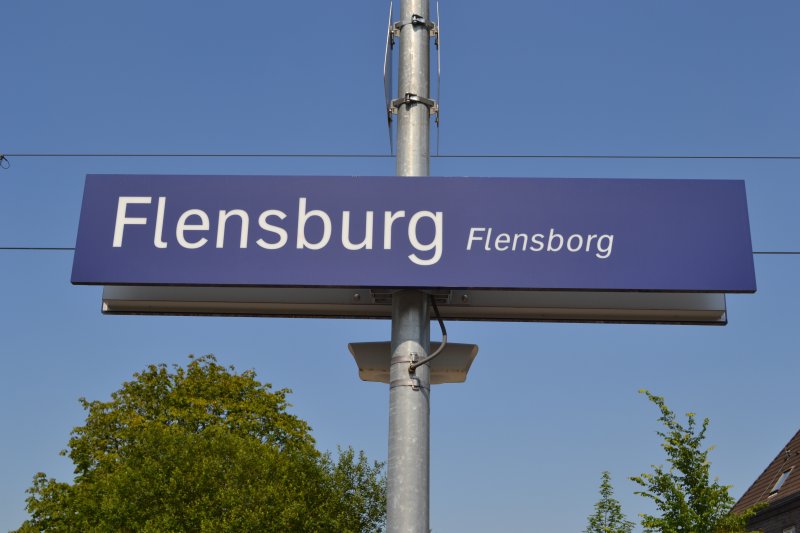 Neuerdings Zweisprachig Sind Diese Bahnhofsschilder In Flensburg Bahnbilder De