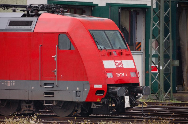 Nicht gengend Energie fr 101 126-1 ? Die Lok am  Tropf !!! (Basel-Bad, im August 2008).