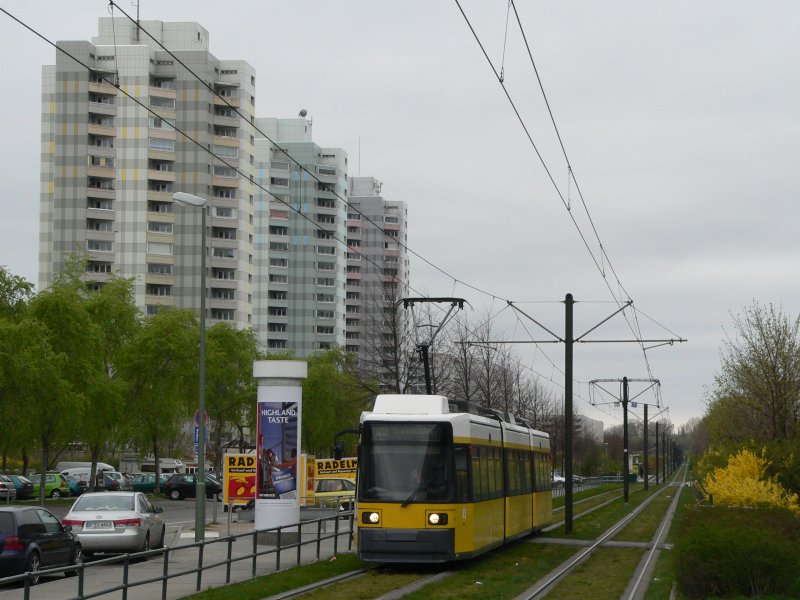 Niederflurstraenbahn in Hohenschnhausen. 8.4.2007