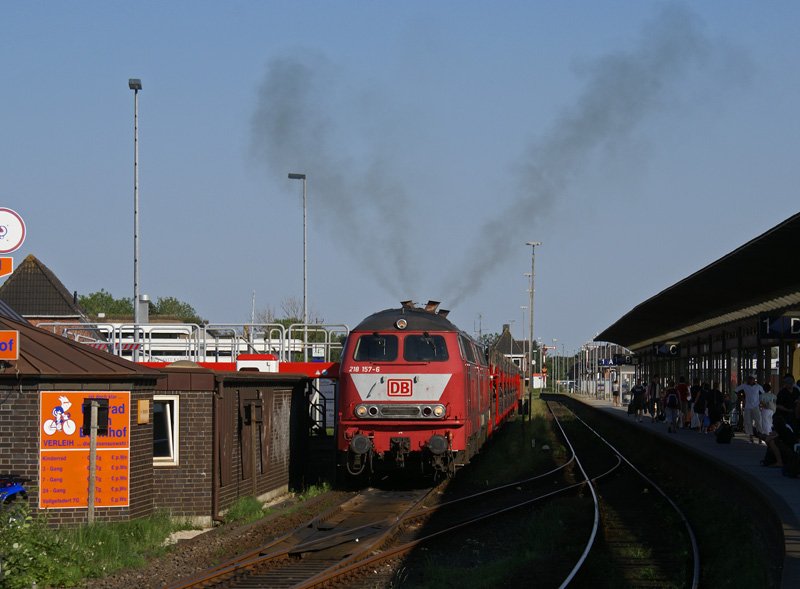 Noch mal richtig los legte am 10.06.2007,wenige Wochen vor ihrer Umlackierung in Verkehrsrot,  in Westerland die orientrote 218 157-6.