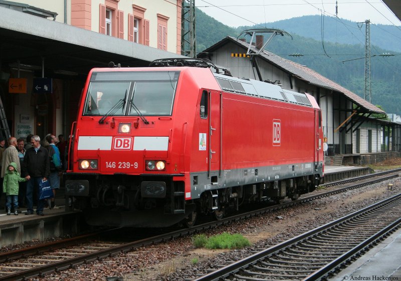 Noch trgt sie 146 239-9 offiziell noch nicht das Wappen der Stadt Hausach was sich jedoch 30min spter ndern sollte Hausach 12.7.09