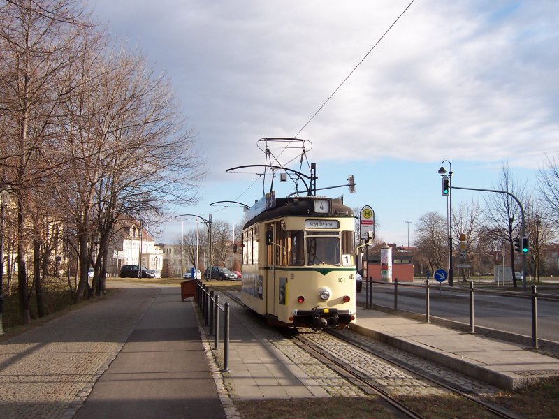 Nochmals Endhaltestelle Vogelwiese. TW 101 wartet auf die Abfahrt zum Hbf. 29.12.2008