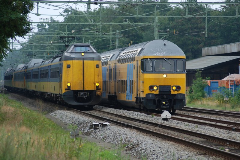 NS 7839, Regionalzug Zwolle-Utrecht, wird vom Triebzug ICN 4218, intercity nach Schiphol, im Bahnhof Nunspeet berholt am 08/08/09. 