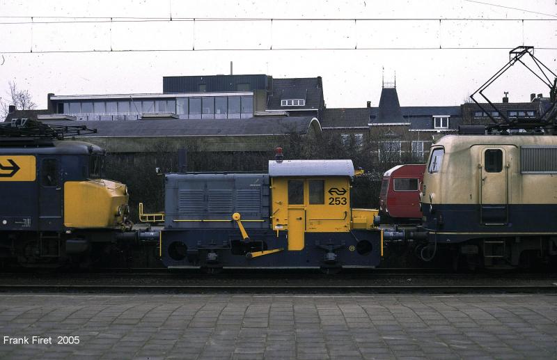 NS Kleinlok zwischen NS elok 1130 und DB elok 140 118-8. Venlo (NL) 13.03.1988.