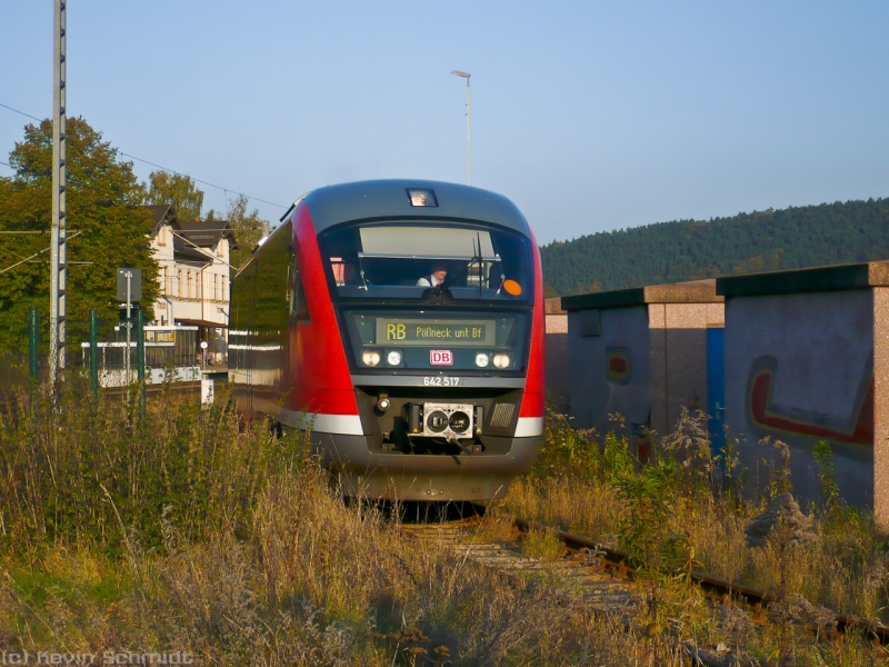 Nun hat auch der zweite Desiro Orlamünde verlassen und fährt die kurze Strecke nach Pößneck unt Bf entlang der Orlabahn. (20.10.2009)