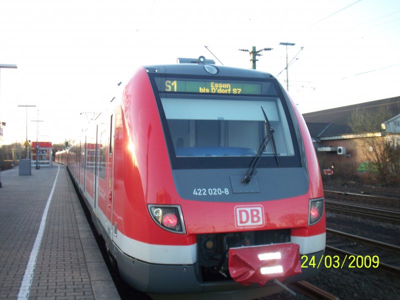 Nun sind die neuen Et 422 auch auf der S1 im Einsatz. Hier am Eller S-bahnhof als Verstrkungslinie fr die S7. Ab HBF fhrt der Zug weiter als S1 Richtung Essen.