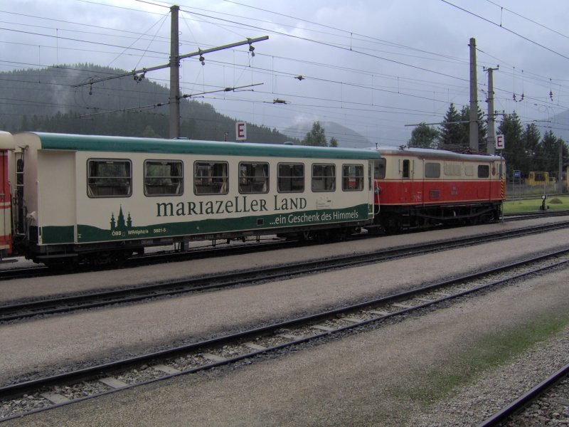 BB 1090 der Mariazellerbahn
steht bereit mit einem Schnellzug von Mariazell nach St .Plten

Herbst 2006 Mariazell (Steiermark)