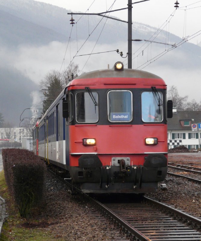 OeBB - 3 Teiliger Pendelzug mit dem Steuerwagen BDt 905 und Personenwagen 1+2 Kl. AB 505 und dem Triebwagen RBe 4/4 205 ( alles ex SBB Fahrzeuge )im Bahnhof von Oensingen am 30.12.2007