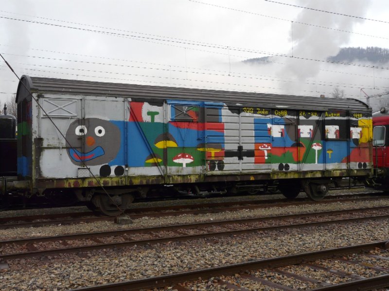 OeBB - Bunter Dienstwagen X ... im Bahnhof von Balsthal am 30.12.2007