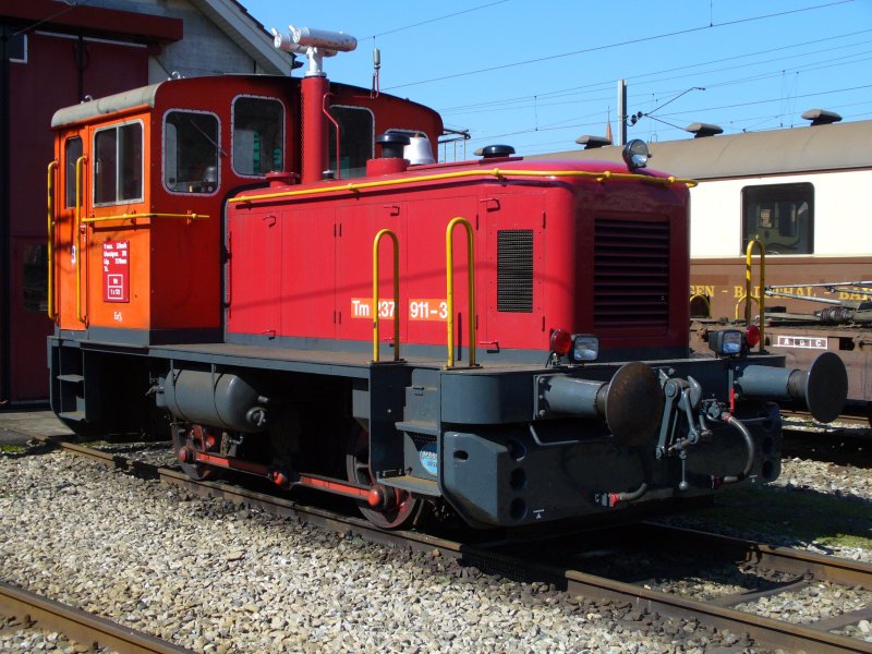 OeBB - Dieselrangierlok Em 2/2. 237 911-3 im Bahnhofsareal von Balsthal am 06.04.2007