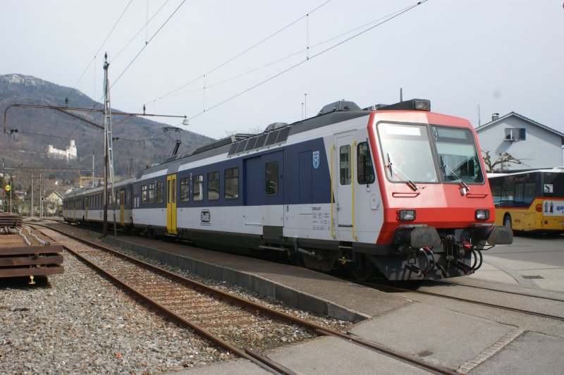 OeBB Pendelzug RBDe 207 wartet am 12.03.2009 im Bahnhof Oensingen auf Fahrgste richtung Balsthal.