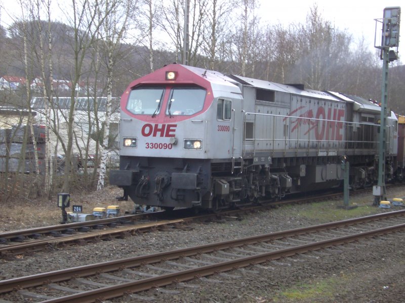 OHE-Red Tiger 330090 mit Holzzug verlt am 04.03.2008 den Bahnhof in Arnsberg.