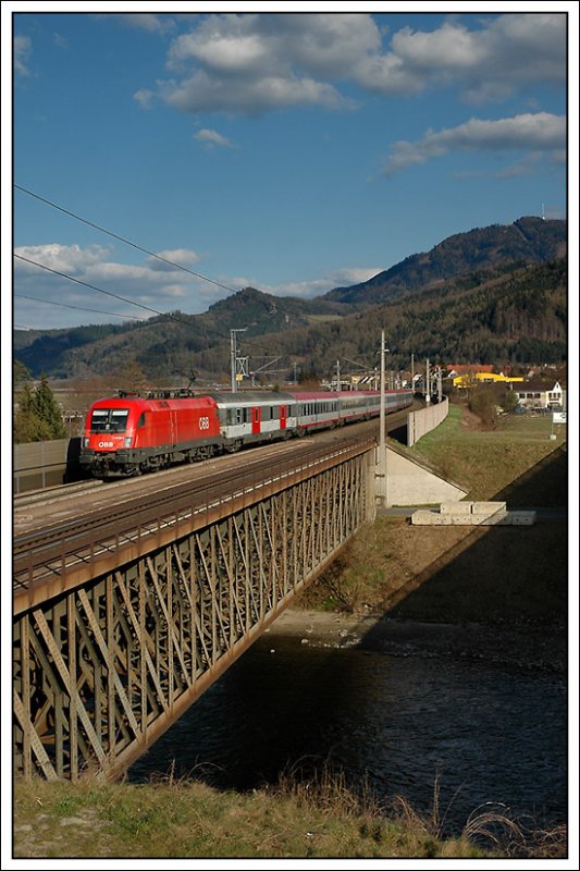 OIC 539 „Therme Nova Kflach“ von Wien nach Villach am 5.4.2008 bei der Querung der Mur kurz vor Leoben. Zuglok war 1116 035.