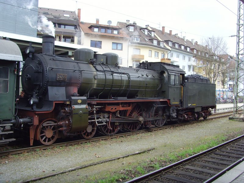 P8 2455  Posen  ist die Zuglok des  Zug der Erinnerung  der auf seiner Rundfahrt in Deutschland vom 29.03.-01.04.2009 in Freiburg Hbf auf Gleis 8 steht. 29.03.09