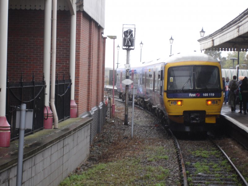 Pendelzug im Bahnhof Windsor&Luton Central