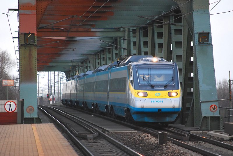 Pendolino 681 004 nach Wien Sd, kurz vor der Hst. Wien Praterkai am 23.12.2008