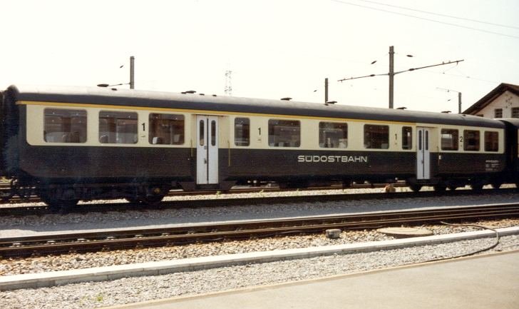 Personenwagen 1 + 2 Kl .. Abgestellt im Bahnhofsareal von Samstagern im Mai 1990