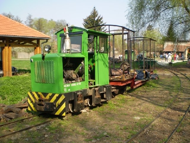 PN3 is waiting with a freight wagon at Kemence station.