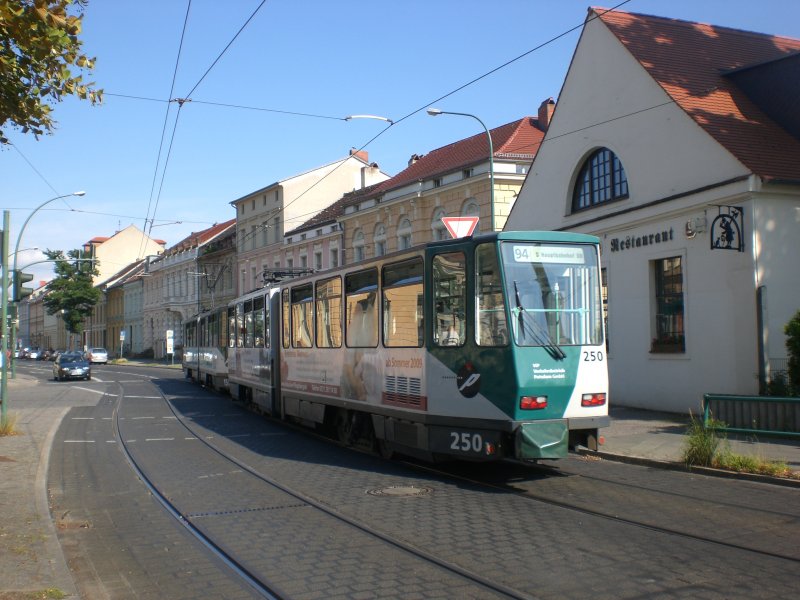 Potsdam: Straenbahnlinie 94 nach Hauptbahnhof an der Haltestelle Luisenplatz−Sd/Park Sanssouci.