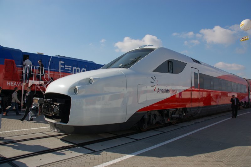 Prototyp des V250 der italienischen Firma AnsaldoBreda fr die Niederlande auf der Innotrans 2008 in Berlin. Gesehen am 26.09.2008. hnlichkeiten mit einem SUV aus Zuffenhausen drngen sich mir besonders in der Frontansicht auf. Schauen die Designabteilungen jetzt auch schon im PKW-Bereich nach neuen Ideen ?