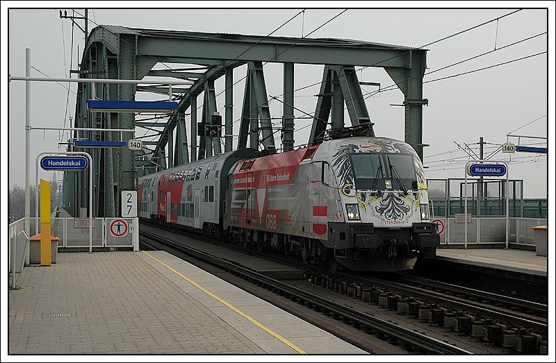 R 2309 von Breclav nach Wiener Neustadt wurde am 17.3.2007 mit dem Bundesheertaurus 1116 246-8 bespannt. Die Aufnahme entstand am Wiener Handelskai.