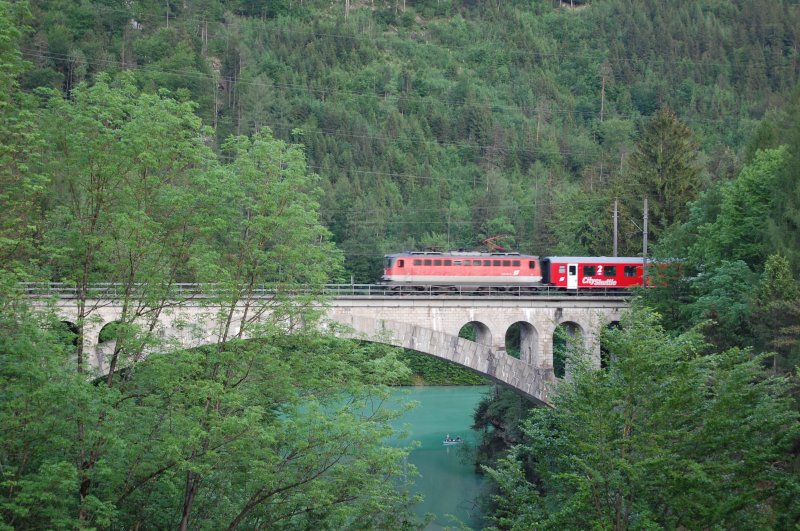 R 3980 gezogen von einer 1142 berquert am 12.05.2007 die Steyrlingbrcke zwischen Steyrling und Klaus.