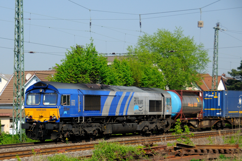 R 6613 der ERS Railways zieht einen Containerzug ber die KBS 650 an der Bergstrasse. (Aufgenommen Mitte April 2009).