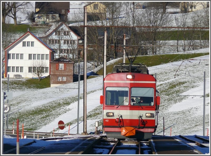 R1137 mit BDe 4/4 42 fhrt in Weissbad ein. (08.12.2008)