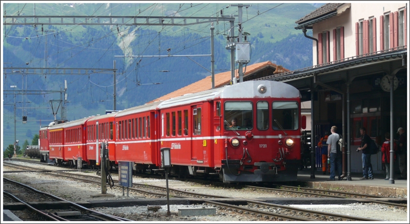 R1945 mit Steuerwagen 1721 an der Spitze aus Ardez kommend, fhrt in Pontresina ein. (03.07.2009)