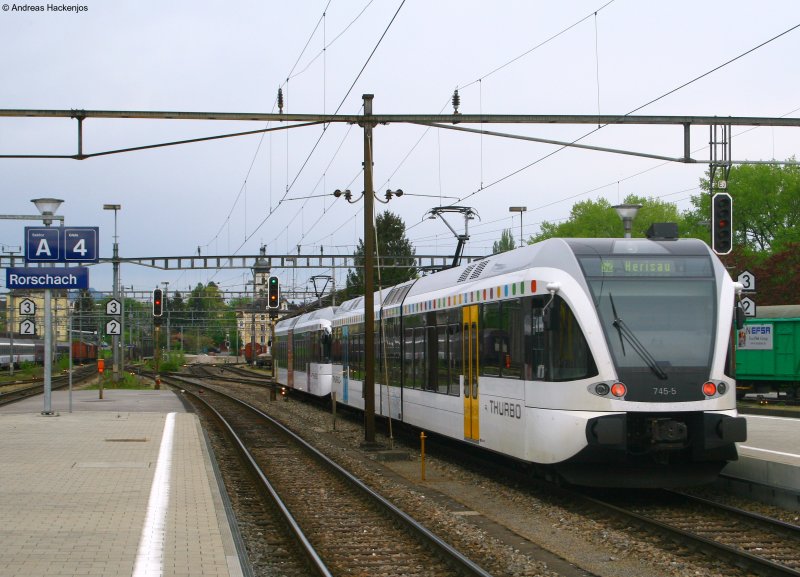 RABe 526 726-5 und 745-5 als S2 nach Herisau bei der Abfahrt Rorschach 26.4.09