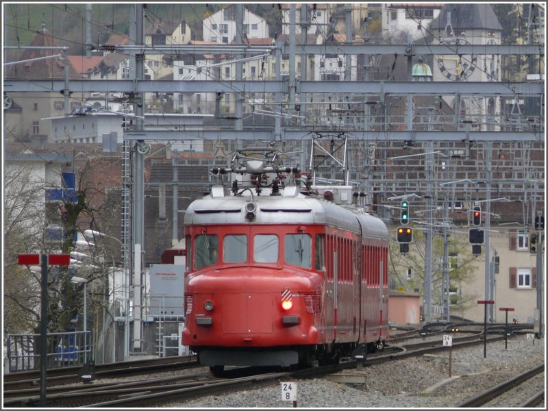 RAe 4/8 1021 Churchillpfeil (Baujahr 1939) kurz vor Erreichen des Bahnhofs Chur. Interessant an diesem Fahrzeug finde ich die Lftungsschlitze, hnlich den heutigen Skihelmen, die bei Bedarf geffnet werden knnen und so fr Khlung sorgen. (09.04.2008)