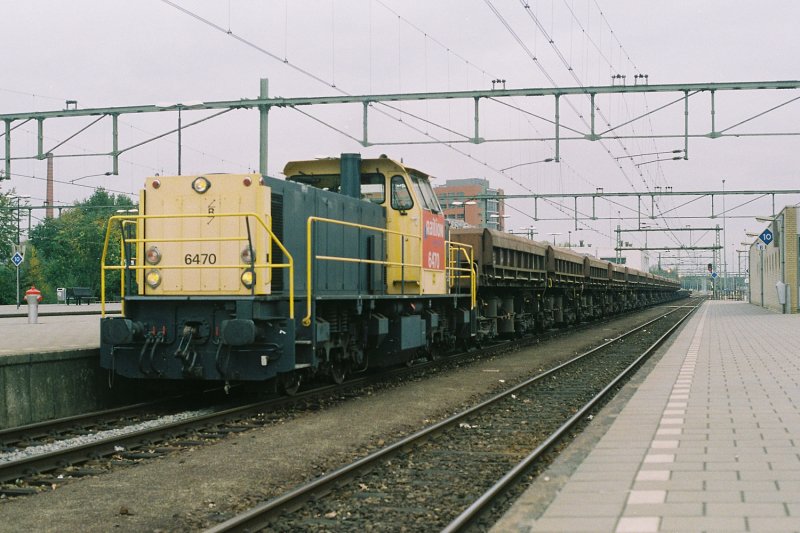 Railion 6470 met ballasttrein.Eindhoven,3-11-2006.