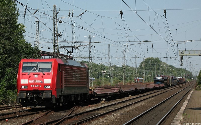 Railon-189 090-4 passiert am 15. Juli 2007 den Haltepunkt Dortmund Scharnhorst.