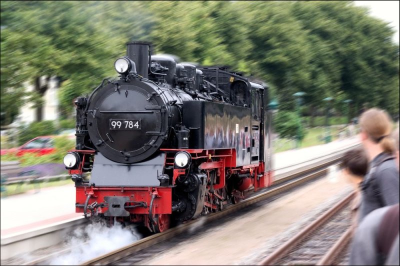 Rasender Roland im Bahnhof Ghren