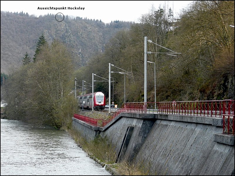 RB 3216 hat den Bahnhof von Kautenbach verlassen und fhrt entlang der Wiltz in Richtung Merkholtz. Oben links im Bild erkennt man die Silikatfelsenformation mit dem Aussichtspunkt  Hockslay . 17.04.08