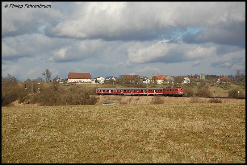 RB 37158, gezogen von einer Lok der Baureihe 110 hat eben den Regionalbahnhof Goldshfe verlassen und ist nun kurz vor dem Zielbahnhof Aalen, aufgenommen am 02.02.08.