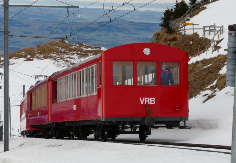 RB - Ankommender Personenzug mit dem Personenwagen BD 1 und BD 8 und Bhe 4/4 5 im Bahnhof Rigi Kulm am 27.01.2008