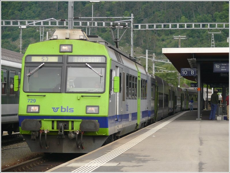 RBDe 560 729 der S3 nach Belp steht abfahrbereit in Biel/Bienne. (16.05.2009)