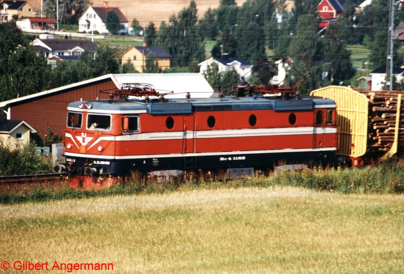 Rc4 1183 am 05.08.1999 vor einem der tglichen Holzzge in Torpshammar. Voll geht es zur Papierfabik nach Timr.
Strecke nge-Sundsvall.