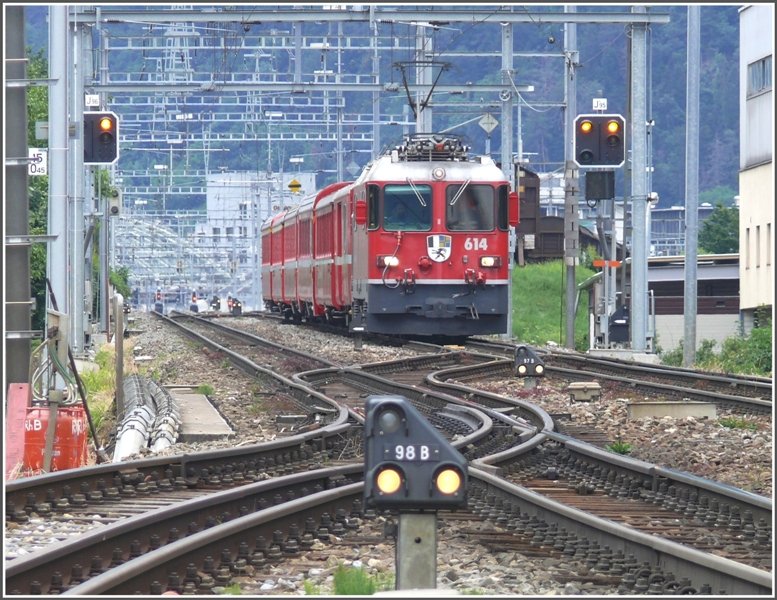 RE 1244 mit Ge 4/4 II 614  Schiers  fhrt durch Chur West. (14.06.2008)