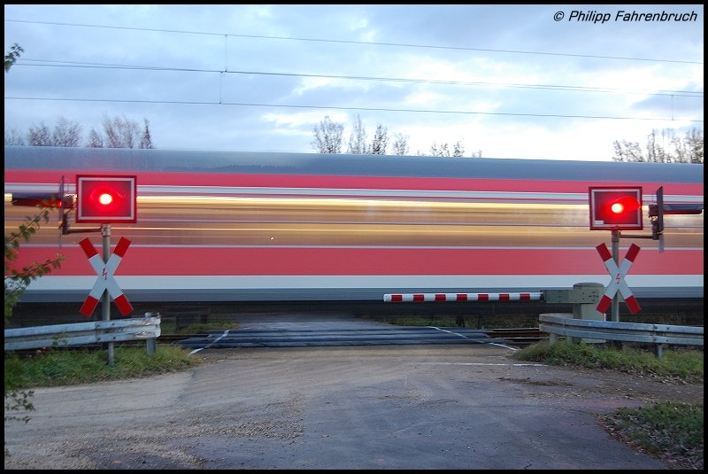 RE 19472, angefhrt von einer 143er durchfhrt am Abend des 18.10.07 einen B in der Nhe von Aalen-Essingen.