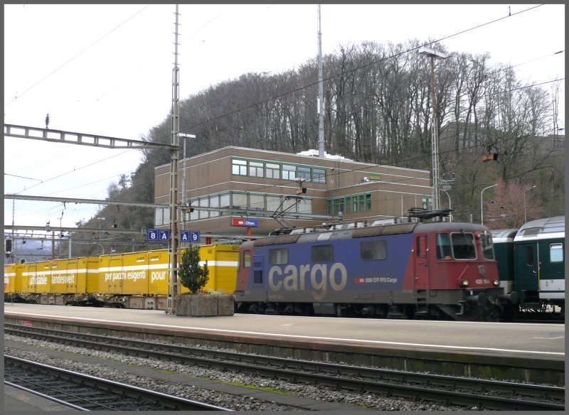 Re 420 160-4 SBB Cargo durchfhrt mit einem Post-Containerzug den Bahnhof Olten. Im Hintergrund das Fernsteuerzentrum. (18.03.2008)