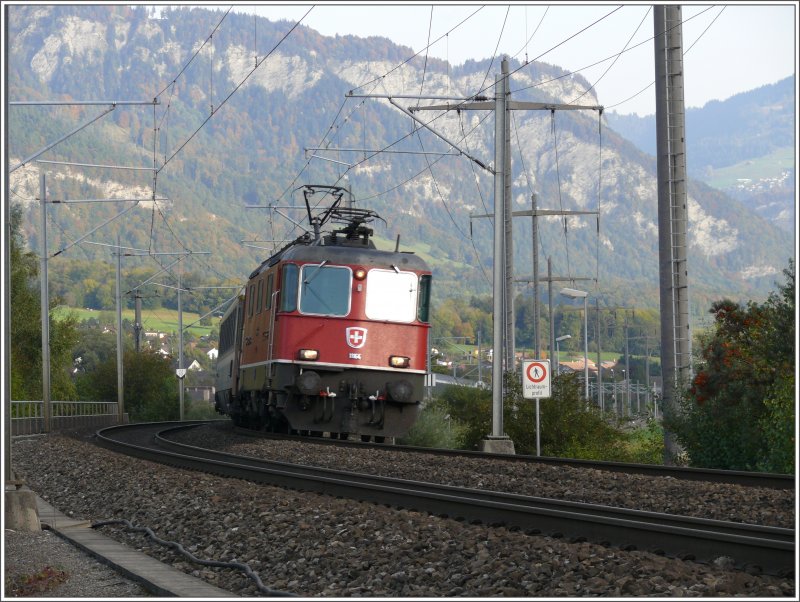 Re 4/4 11164 legt sich in die Kurve vor der Autobahn- und Rheinbrcke bei Bad Ragaz. Im Hintergrund der Fadrastein.
(05.10.2007)