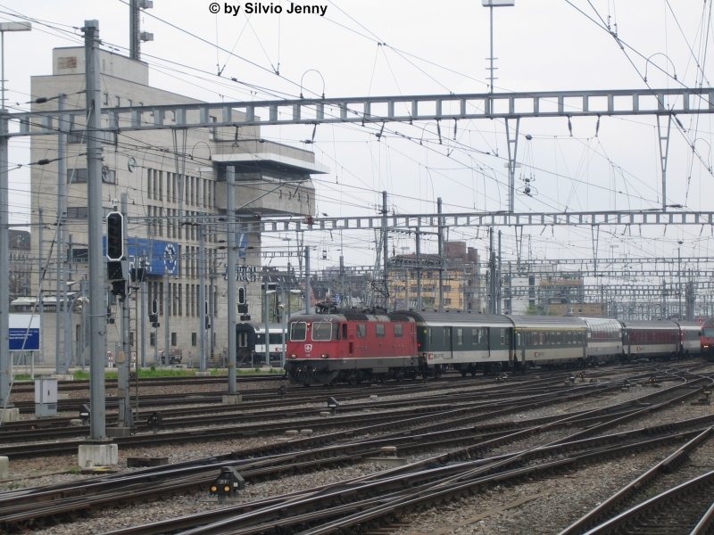 Re 4/4'' 11192 am 24.4.08 beim Hauptbahnhof Zrich mit einem IR aus Locarno